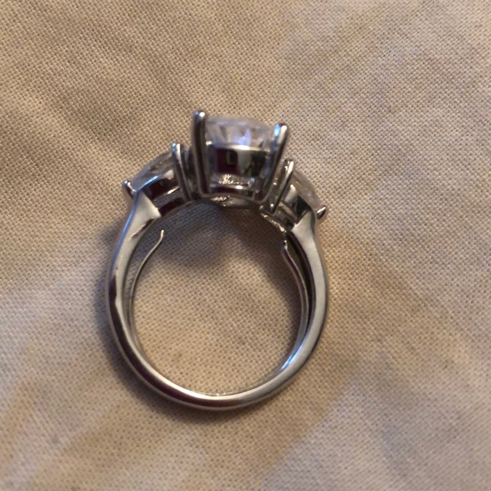 Comfort fit silver colored pear shaped ring - Picture 6 of 8
